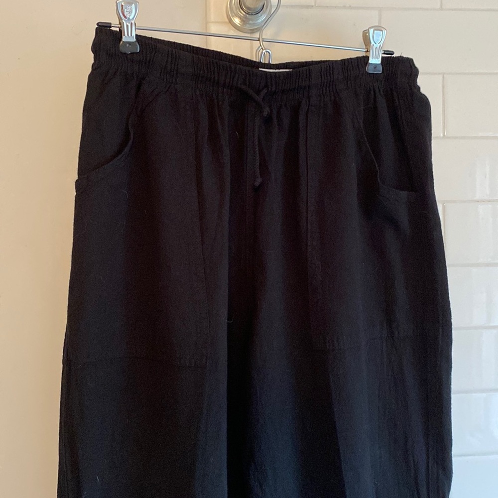 Black elastic drawstring pants.